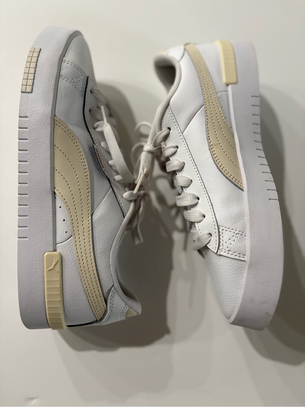 Puma Women White Leather Sneakers with Cream Accent size 9.5 UEC